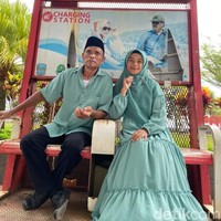 Wanita yang berasal dari Ciamis, Jawa Barat itu menikah dengan Emen pada 13 Desember 2018 di Pangandaran. Keduanya sepakat hanya menggelar ijab kabul pernikahan dan tidak mengadakan acara lainnya. Sudah tiga tahun menjalani pernikahan dengan pria yang usianya terpaut jauh, Ana mengungkapkan tidak mengalami kesulitan berarti, termasuk soal berkomunikasi. Foto: Dok. pribadi Ana Amalia.