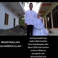 Kisah pasangan ini mencuri atensi netizen karena terpaut usia 36 tahun. Cerita mereka berawal dari sang wanita Ana Amalia yang mengunggah kisah cintanya lewat akun TikTok @anaamalia54. Foto: Dok. TikTok @anaamalia54.