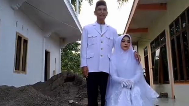 Foto Ana Amalia dan Emen Hidayat, pasangan beda usia 36 tahun viral di media sosial.