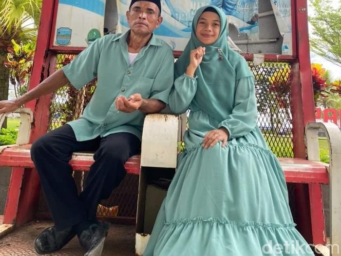 Foto Ana Amalia dan Emen Hidayat, pasangan beda usia 36 tahun viral di media sosial. Foto Ana Amalia dan Emen Hidayat, pasangan beda usia 36 tahun viral di media sosial.