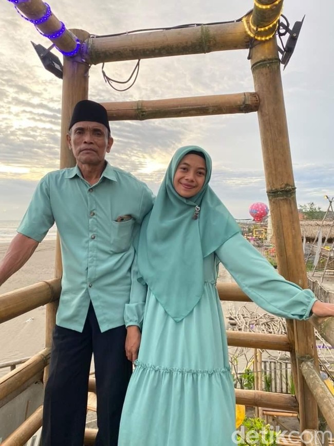 Ana mengungkapkan mempunyai dua anak sambung dari pernikahan Emen sebelumnya. Usia anak sambungnya yang pertama berusia 44 tahun dan yang kedua, 22 tahun.”(Awalnya) mereka tidak terlalu setuju karena mungkin dulu kasihan sama saya karena terlalu jauh (usianya). Tapi Alhamdulillah sekarang kami sangat dekat. Begitupun dengan cucu. Alhamdulillah mereka baik-baik, saut Ana lega. Foto: Dok. pribadi Ana Amalia.