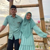 Ana mengungkapkan mempunyai dua anak sambung dari pernikahan Emen sebelumnya. Usia anak sambungnya yang pertama berusia 44 tahun dan yang kedua, 22 tahun.”(Awalnya) mereka tidak terlalu setuju karena mungkin dulu kasihan sama saya karena terlalu jauh (usianya). Tapi Alhamdulillah sekarang kami sangat dekat. Begitupun dengan cucu. Alhamdulillah mereka baik-baik, saut Ana lega. Foto: Dok. pribadi Ana Amalia.