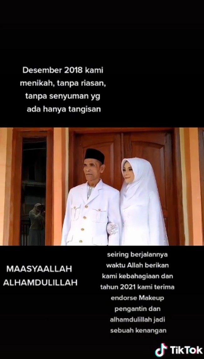 Ana Amalia membagikan momen saat proses makeup dan sesi foto dengan suaminya yang lebih tua 36 tahun. Pada saat awal menikah, Ana belum bisa menerima sosok sang suami. Namun seiring berjalannya waktu ia bisa mencintai suaminya dengan tulus. “Desember 2018 kami menikah, tanpa riasan, tanpa senyuman yang ada hanya tangisan. Masya Allah Alhamdulillah seiring berjalannya waktu Allah berikan kami kebahagiaan dan tahun 2021 kami terima endorse makeup pengantin dan Alhamdulillah jadi sebuah kenangan, tulis Ana melalui akun TikTok @anaamalia54. Foto: Dok. TikTok @anaamalia54.