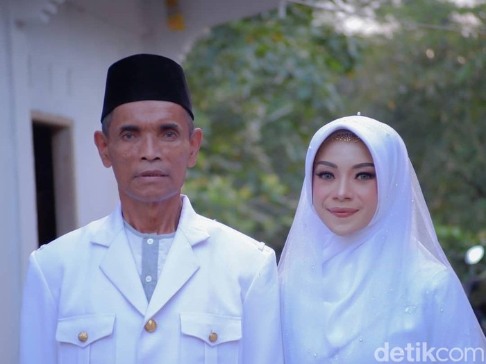 Foto Ana Amalia dan Emen Hidayat, pasangan beda usia 36 tahun viral di media sosial.