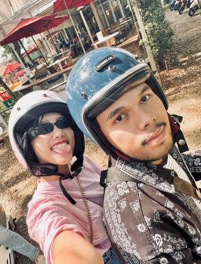 Thariq sendiri sebenarnya sudah memiliki rencana untuk berumah tangga di tahun ini. Namun mengingat hubungannya yang baru kandas, Thariq pun hanya bisa menahan tangis ketika ditanya oleh Atta mengenai keinginan berumah tangganya itu. Foto: Instagram/@fuji_an