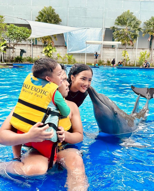 Selama Thariq dan Fuji berpacaran, keduanya sering terlihat momong Gala, anak mendiang Vanessa Angel dan Bibi Ardiansyah bersama. Bak pasangan yang sudah memiliki anak, ketiganya selalu terlihat kompak. Foto: Instagram/@fuji_an