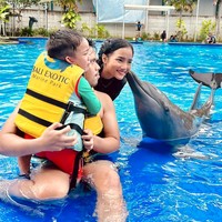 Selama Thariq dan Fuji berpacaran, keduanya sering terlihat momong Gala, anak mendiang Vanessa Angel dan Bibi Ardiansyah bersama. Bak pasangan yang sudah memiliki anak, ketiganya selalu terlihat kompak. Foto: Instagram/@fuji_an