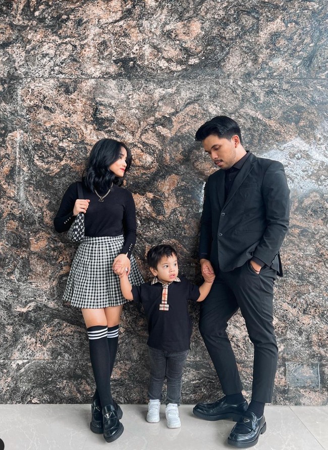 Fuji, Thariq Halilintar, dan Gala juga kerap mengenakan busana senada, seperti gaya kompaknya yang satu ini. Ketiganya terlihat sama-sama mengenakan busana bernuansa hitam, bak keluarga harmonis bukan? Foto: Instagram/@fuji_an