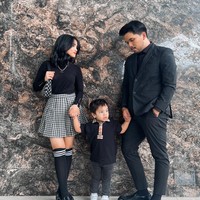 Fuji, Thariq Halilintar, dan Gala juga kerap mengenakan busana senada, seperti gaya kompaknya yang satu ini. Ketiganya terlihat sama-sama mengenakan busana bernuansa hitam, bak keluarga harmonis bukan? Foto: Instagram/@fuji_an