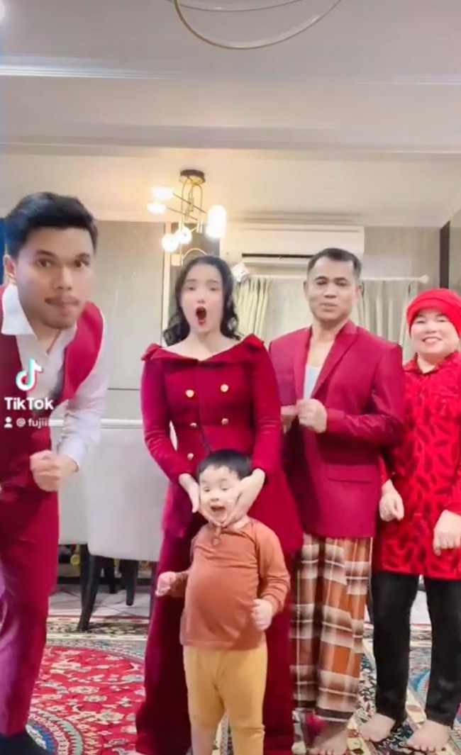 Tak hanya dekat dengan Gala yang juga merupakan keponakan Fuji, Thariq juga sudah dekat dengan kedua orangtua Fuji, Haji Faisal dan Dewi Suharti. Dalam salah satu unggahan tampak kelimanya kompak membuat video berjoget bersama. Foto: Instagram/@fuji_an