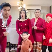 Tak hanya dekat dengan Gala yang juga merupakan keponakan Fuji, Thariq juga sudah dekat dengan kedua orangtua Fuji, Haji Faisal dan Dewi Suharti. Dalam salah satu unggahan tampak kelimanya kompak membuat video berjoget bersama. Foto: Instagram/@fuji_an
