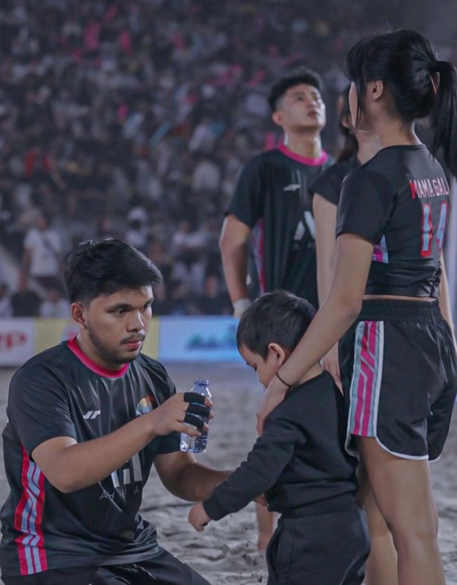 Walaupun kini Fuji dan Thariq sudah mengumumkan jika hubungannya berakhir, namun keduanya putus secara baik-baik. Fuji dan Thariq pun masih terlihat dekat meski sudah putus. Tak sedikit netizen yang mendoakan agar keduanya bisa kembali bersama. Foto: Instagram/@fuji_an