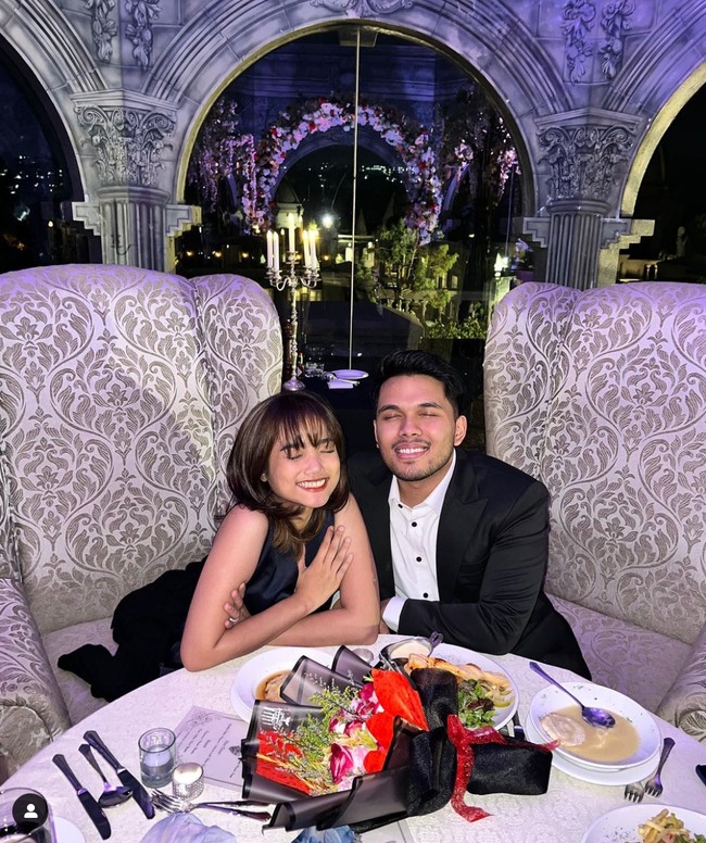 Putusnya hubungan antara Fuji dan Thariq pertama kali disampaikan oleh Thariq sendiri melalui salah satu unggahan di Instagram Story miliknya. Dalam unggahan pada Jumat (17/2/23) itu Thariq menulis jika keduanya resmi putus tepat di hari ulang tahunnya. Hubungan kami sayangnya selesai tepat di hari ulang tahunku kemarin, Ya Tuhanku, tulisnya. Foto: Instagram/@fuji_an