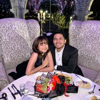 Putusnya hubungan antara Fuji dan Thariq pertama kali disampaikan oleh Thariq sendiri melalui salah satu unggahan di Instagram Story miliknya. Dalam unggahan pada Jumat (17/2/23) itu Thariq menulis jika keduanya resmi putus tepat di hari ulang tahunnya. Hubungan kami sayangnya selesai tepat di hari ulang tahunku kemarin, Ya Tuhanku, tulisnya. Foto: Instagram/@fuji_an