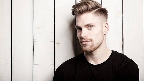 pria dengan gaya rambut quiff haircut.