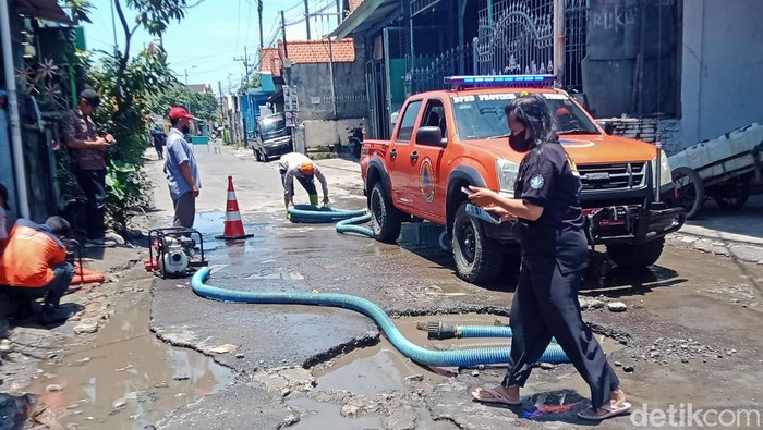 Genangan di jalan berlubang Jalan Kolonel Sugiono disedot