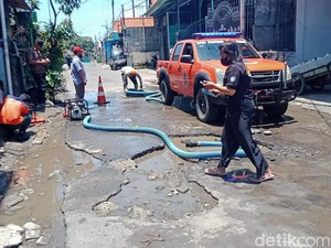 BPBD Sidoarjo Sedot Air di Jalan Berlubang yang Bikin Emak-emak Terjungkal