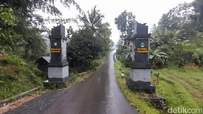 Gerbang Desa Cisampih Sumedang.