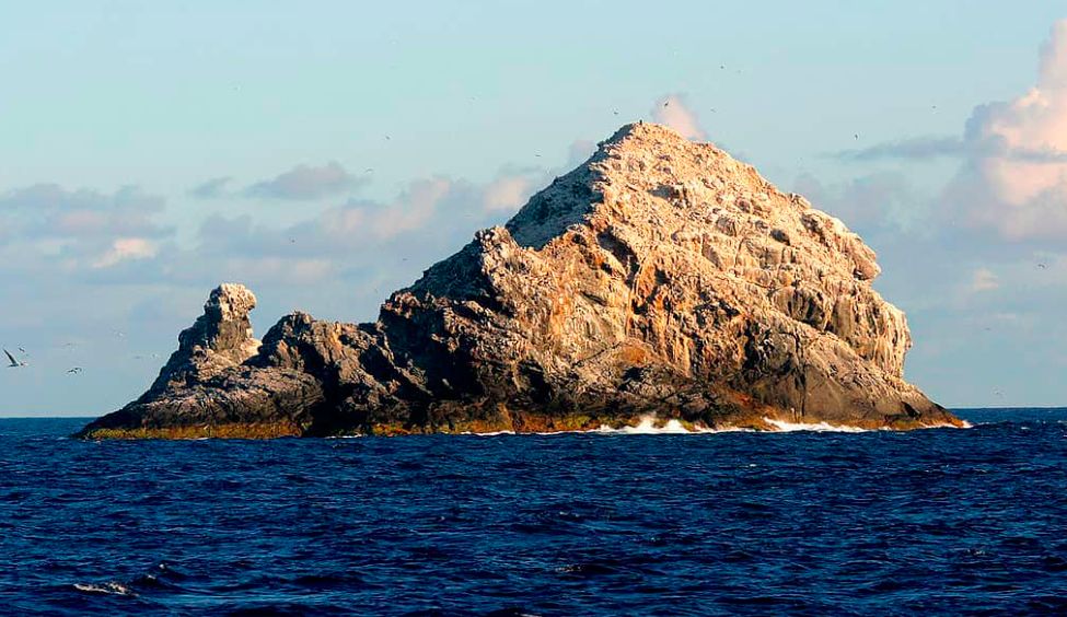 Gunung api bawah laut terbesar di dunia