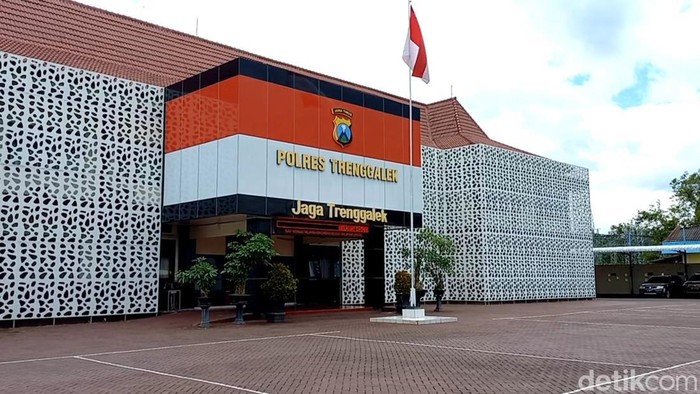 Guru SD cabuli 5 siswa ditahan di Polres Trenggalek