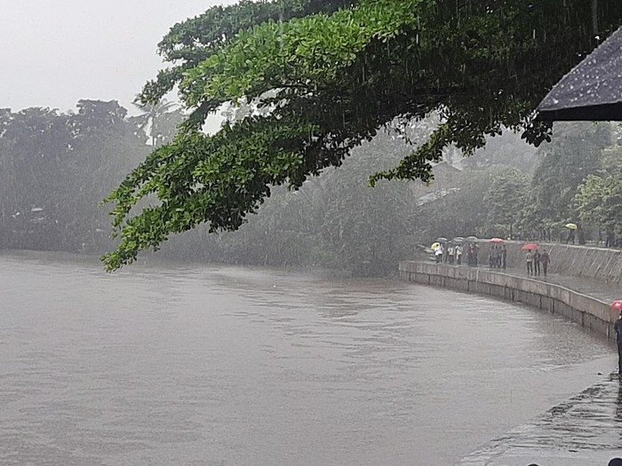 Hujan mengguyur Jalan Inspeksi Ciliwung, Jakarta Selatan, Selasa (21/2/2023), saat Presiden Jokowi meninjau normalisasi Kali Ciliwung.