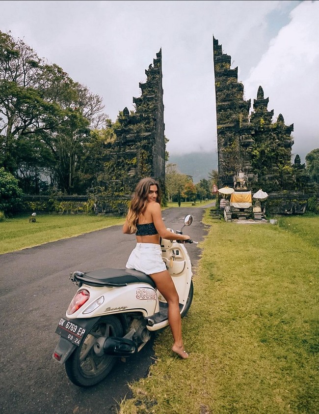 Alexandra awalnya tidak mengindahkan semua email dan pesan yang dialamatkan padanya, sampai pria tersebut mengikutinya hingga ke Bali, tempatnya tinggal saat ini. Foto: Dok. instagram/@thewayfaress