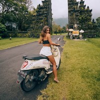 Alexandra awalnya tidak mengindahkan semua email dan pesan yang dialamatkan padanya, sampai pria tersebut mengikutinya hingga ke Bali, tempatnya tinggal saat ini. Foto: Dok. instagram/@thewayfaress