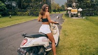 Tidak cuma di media sosial, pria ini mengikuti Alexandra Saper sampai ke Bali. Foto: Dok. instagram/@thewayfaress