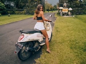 7 Pesona Alexandra Saper yang Diancam Diculik, Diikuti Pria Inggris hingga ke Bali
