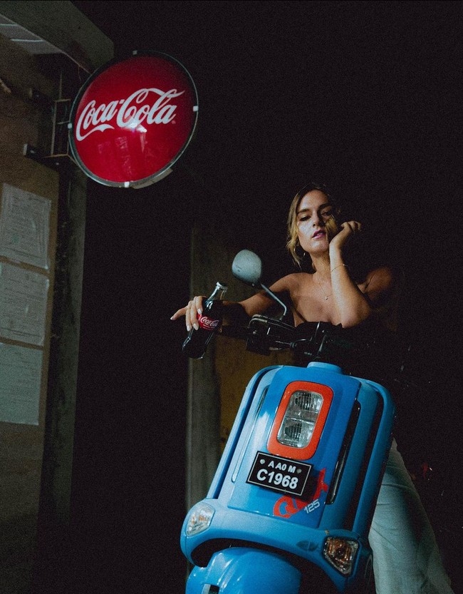 Alexandra pun sudah melakukan berbagai cara agar pria tersebut bisa ditangkap dan diamankan darinya. Dia melaporkan kasus ini dan meminta perlindungan dari polisi, duta besar, para petinggi di bidang hukum, namun semuanya mengatakan masih dalam proses investigasi. Foto: Dok. instagram/@thewayfaress