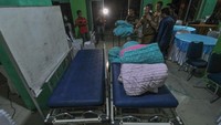 Dinas Kesehatan Kabupaten Merangin, dibantu Kodim 0420/Sarko menyiapkan dua ruangan darurat untuk observasi kesehatan korban kecelakaan helikopter yang ditumpangi Kapolda Jambi di salah satu stadion setempat.