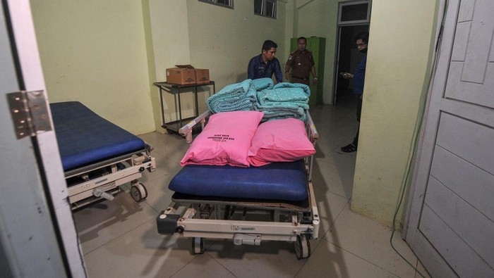 Anggota Kodim 0420/Sarko bersama petugas Dinas Kesehatan Kabupaten Merangin menyiapkan tempat tidur untuk ruang observasi kesehatan darurat korban kecelakaan helikopter di Stadion Merangin, Bangko, Jambi, Senin (20/2/2023). Dinas Kesehatan Kabupaten Merangin, dibantu Kodim 0420/Sarko menyiapkan dua ruangan darurat untuk observasi kesehatan korban kecelakaan helikopter yang ditumpangi Kapolda Jambi di salah satu stadion setempat, sementara evakuasi jalur udara pada hari kedua ini belum berhasil membawa korban akibat cuaca buruk dan akan dilanjutkan besok. ANTARA FOTO/Wahdi Septiawan/tom.