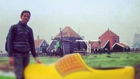 Sepatu kayu atau klompen raksasa di Zaanse Schanse, Amsterdam. Sepatu raksasa itu menandai traveler sedang berada di pembuatan klompen di Klompenmakerij Woodenshoe Workshop. Di sini tersimpan sepatu khas Belanda di masa lalu dari berbagai jenis dan daerah.(Instagram Dosen UII Ahmad Rafai)