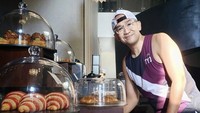 Salah satunya ketika presenter tersebut berfoto dengan beberapa jenis pastry. Terlihat ada pastry jenis croissant di sana. Foto: Instagram @iwetramadhan