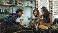 Bersama dengan Luna Maya dan Ayu Dewi, pria kelahiran 1981 itu sedang berada di kafe sambil menikmati minuman bersama. Foto: Instagram @iwetramadhan