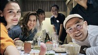 Lagi-lagi Iwet Ramadhan, Luna Maya, dan Ayu Dewi makan bareng di salah satu restoran Jepang. Momen ini tampaknya sangat menggembirakan bagi Geng Menteri Ceria ya? Foto: Instagram @iwetramadhan