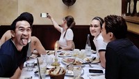 Presenter 42 tahun itu juga pernah makan bareng teman artisnya di restoran mewah. Sepertinya mereka memesan hidangan steak. Foto: Instagram @iwetramadhan