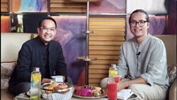 Terlihat meja kecilnya sudah dipenuhi suguhan seperti jus, infused water, dan aneka buah. Iwet Ramadhan kedatangan tamu Adjie Santosoputro. Foto: Instagram @iwetramadhan