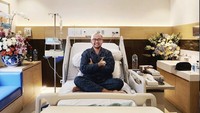 Sosok presenter Iwet Ramadhan dikabarkan harus menjalani operasi karena terkena pendarahan selaput otak. Kondisi pasca operasinya tetap harus diawasi ketat. Foto: Instagram @iwetramadhan