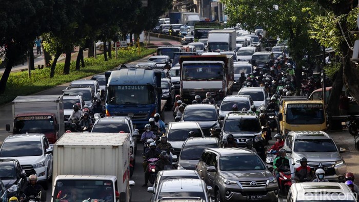 Jakarta Kota Termacet ke 29 di Dunia Kendaraan mengalami kemacetan di Jalan Perintis Kemerdekaan, Jakarta, Selasa (21/2/2023). Pada 2022, Jakarta kembali masuk dalam daftar kota termacet di dunia.