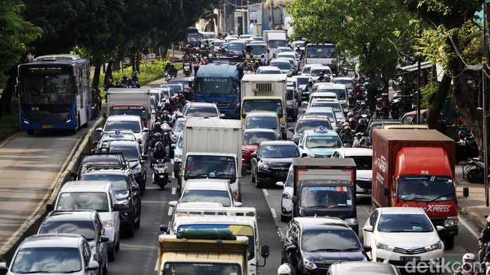Kendaraan mengalami kemacetan di Jalan Perintis Kemerdekaan, Jakarta, Selasa (21/2/2023). Pada 2022, Jakarta kembali masuk dalam daftar kota termacet di dunia.