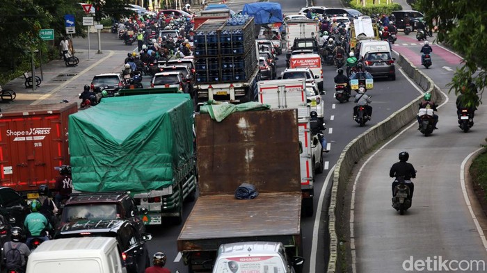 Jakarta Kota Termacet ke 29 di Dunia Kendaraan mengalami kemacetan di Jalan Perintis Kemerdekaan, Jakarta, Selasa (21/2/2023). Pada 2022, Jakarta kembali masuk dalam daftar kota termacet di dunia.
