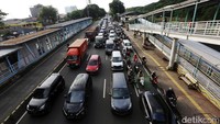 Kendaraan mengalami kemacetan di Jalan Perintis Kemerdekaan, Jakarta, Selasa (21/2/2023). Pada 2022, Jakarta kembali masuk dalam daftar kota termacet di dunia.