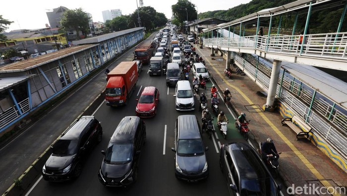 Kendaraan mengalami kemacetan di Jalan Perintis Kemerdekaan, Jakarta, Selasa (21/2/2023). Pada 2022, Jakarta kembali masuk dalam daftar kota termacet di dunia.
