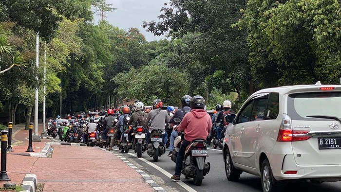 Jalan depan Halte TransJ UI Depok macet hingga titik putar balik di perlintasan rel Jalan Raya Lenteng Agung.