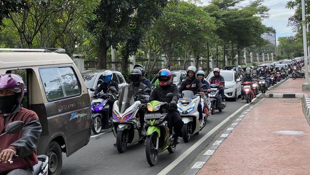 Jalan depan Halte TransJ UI Depok macet hingga titik putar balik di perlintasan rel Jalan Raya Lenteng Agung.