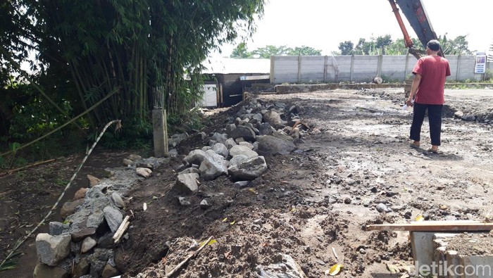 Jalan desa di depan lokasi pembangunan gudang minimarket di di Dukuh Ngangkruk, Desa Winong, Boyolali, diuruk tanah. Foto diunggah Selasa (21/2/2023).