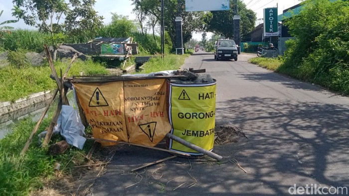 Jalan utama ke arah objek wisata Umbul Ponggok di ruas Desa Jeblog, Kecamatan Karanganom, Klaten, Jawa Tengah amblong (ambles). Akibatnya kendaraan roda empat hanya bisa melintas satu arah.