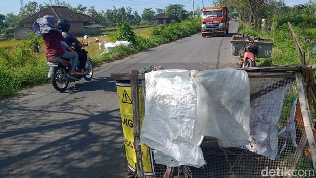 Ruas jalan raya Karanganom - Polanharjo Klaten rusak.