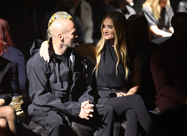 Suatu momen, Rosie merangkul tunangannya sambil menatap mesra. (Foto: Karwai Tang/WireImage)